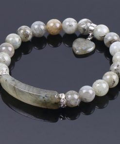 bracelet-en-labradorite-blanche-pour femme-sur-fond-noir-coeur-vers-l-interieur