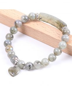 bracelet-en-labradorite-blanche-pour femme-sur-promontoire-en-bois